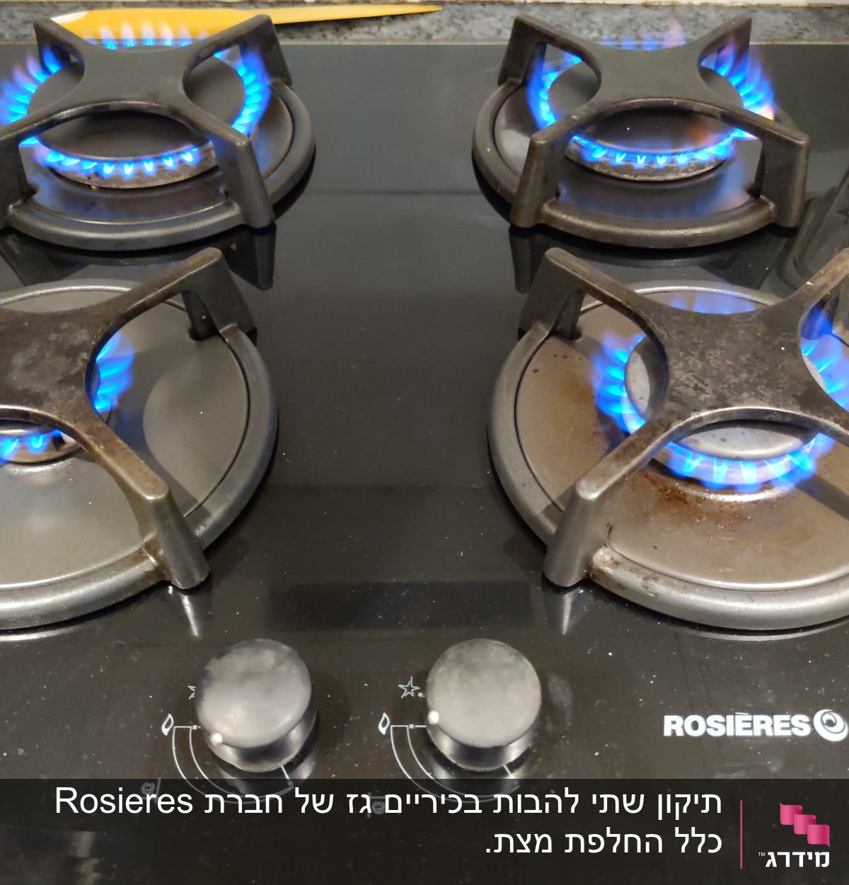 כיריים גז עם ארבעה מבערים דולקים